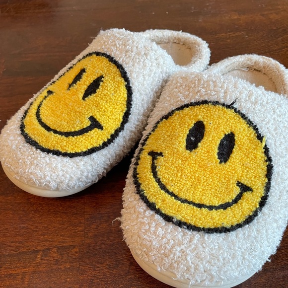 Smiley Face Slippers - Size 43-44 - Picture 3 of 4